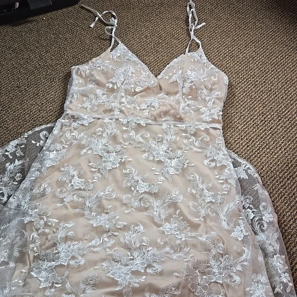 Elegant Lace Wedding Dress in Cream - Picture 1 of 9